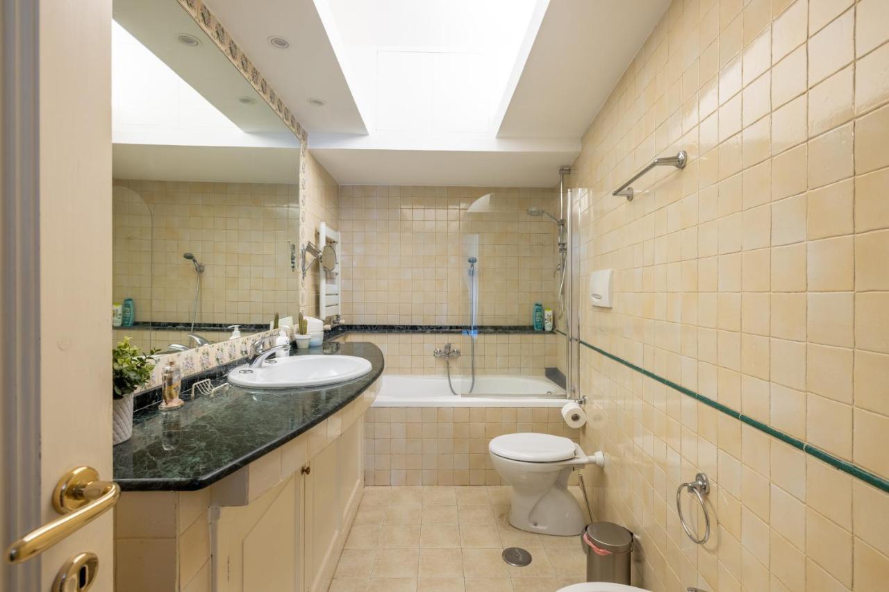 Charming Apartment With Patio A Few Steps From Colosseum Exterior foto